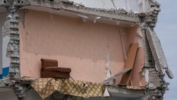 Uma poltrona é vista no que resta de pé após um foguete russo que atingiu um bloco residencial de apartamentos, em Chasiv Yar, região de Donetsk, leste da Ucrânia.