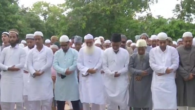 Devotees offer namaz at Red Road in Kolkata, West Bengal. (ANI)