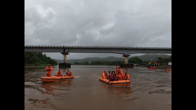 After an alert issued to the entire Konkan due to heavy rains, NDRF team conducts a mock drill in Vashishti river. (Anil Phalke/HT Photo) After an alert issued to the entire Konkan due to heavy rains, NDRF team conducts a mock drill in Vashishti river. (Anil Phalke/HT Photo)