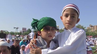 Children wish each other on the occasion of Eid-ul-Adha at Gandhi Maidan in Patna. (ANI)