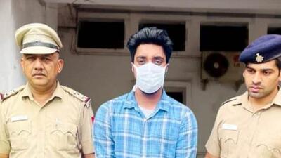 Police arrested a man with a pistol and ₹2.5 lakh at a naka on the Chandigarh’s Sector 17-18 divider. (HT Photo) Police arrested a man with a pistol and ₹2.5 lakh at a naka on the Chandigarh’s Sector 17-18 divider. (HT Photo)