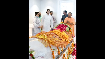 Chief minister Yogi Adityanath paying his last respects to Samajwadi Party founder Mulayam Singh Yadav’s wife Sadhna Yadav in Lucknow on Sunday. (HT PHOTO)