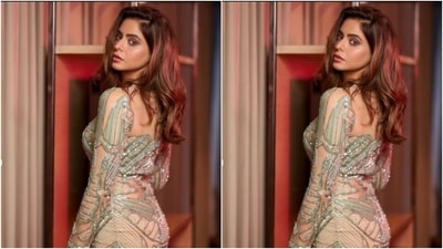 Styled by fashion stylist Akanksha Kawedia, Aamna wore her tresses open in soft wavy curls with a side part. (Instagram/@aamnasharifofficial)