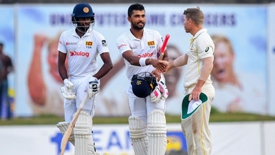 Dinesh Chandimal (c) and Ramesh Mendis (L) with David Warner (AFP) Dinesh Chandimal (c) and Ramesh Mendis (L) with David Warner (AFP)