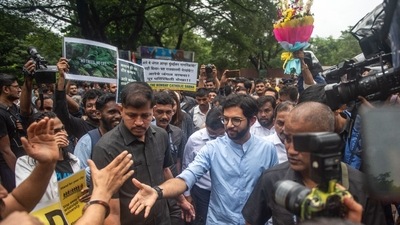 :Shiv Sena leader Aaditya Thackeray joins the Protesters during 'Save Aarey' protest against cutting the trees and building a metro car shed in Aarey forest. (Pratik Chorge/Hindustan Times) :Shiv Sena leader Aaditya Thackeray joins the Protesters during 'Save Aarey' protest against cutting the trees and building a metro car shed in Aarey forest. (Pratik Chorge/Hindustan Times)