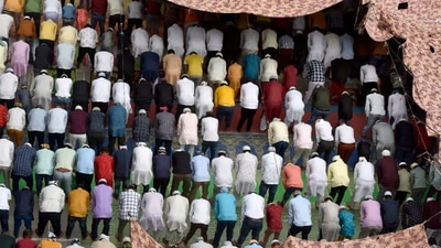 India celebrates Eid-ul-Adha, devotees offer prayers (Hindustan Times)