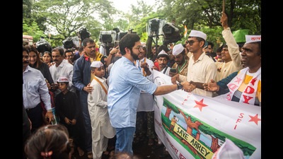 Shiv Sena leader Aaditya Thackeray joins the protesters during 'Save Aarey' protest against on Sunday (Pratik Chorge/HT Photo) Shiv Sena leader Aaditya Thackeray joins the protesters during 'Save Aarey' protest against on Sunday (Pratik Chorge/HT Photo)