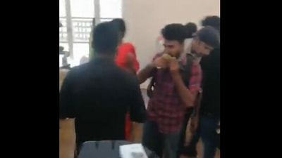 Sri Lankan protesters storm President's house, explore kitchen (Twitter/@Jamz5251)
