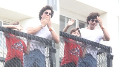 Shah Rukh Khan and AbRam came to meet fans waiting for the actor. Shah Rukh Khan and AbRam came to meet fans waiting for the actor.
