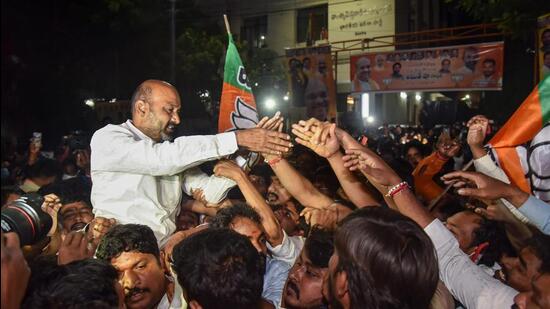 Telangana BJP-Präsident Bandi Sanjay Kumar zusammen mit anderen Parteifunktionären in Hyderabad.  (PTI)