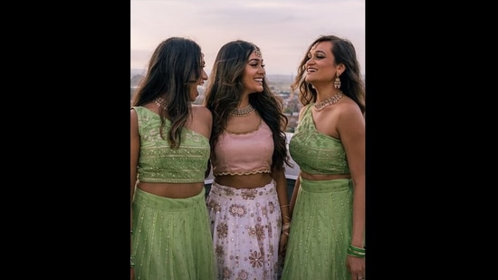 The Jikaria sister trio dance to Aishwarya Rai Bachchan's Barso Re in this viral video.&nbsp;(Instagram/@jikariasisters)