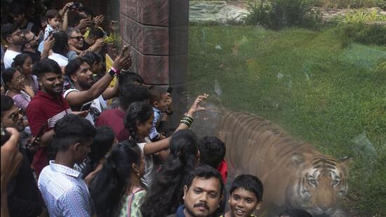 Municipal commissioner Iqbal Singh Chahal said the project was scrapped because the BMC has already received a go-ahead from the state government for building an aquarium and marine research centre at the Worli on a plot occupied by government dairy (Satish Bate/HT PHOTO) Municipal commissioner Iqbal Singh Chahal said the project was scrapped because the BMC has already received a go-ahead from the state government for building an aquarium and marine research centre at the Worli on a plot occupied by government dairy (Satish Bate/HT PHOTO)