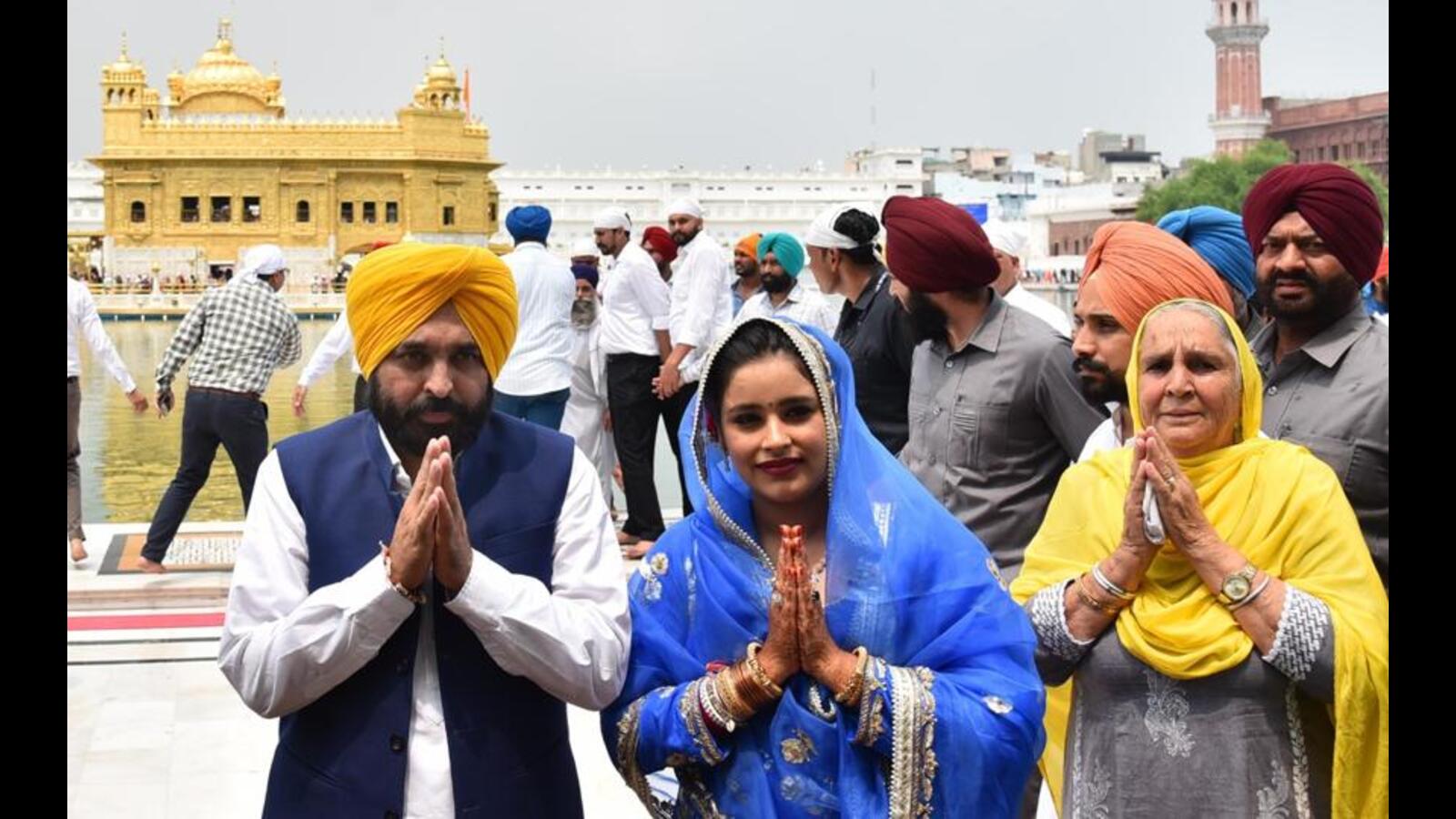 Punjab CM Bhagwant Mann, Wife Gurpreet Offer Prayers At Golden Temple ...