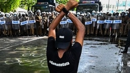 Um estudante do Diploma Nacional Superior (HND) gesticula em frente à polícia de choque durante uma manifestação exigindo a renúncia do presidente do Sri Lanka, Gotabaya Rajapaksa, devido à crise econômica incapacitante do país, em Colombo.