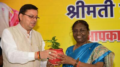 NDA’s presidential candidate Droupadi Murmu with Uttarakhand chief minister Pushkar Singh Dhami (left) in Dehradun on Monday. (HT Photo)