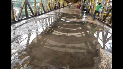 Kalyan railway station platforms and FOBs are waterlogged, claimed the commuters. (HT PHOTO)