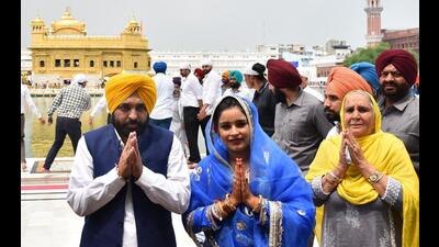 Punjab chief minister Bhagwant Mann with wife Dr Gurpreet Kaur and mother Harpal Kaur at the Golden Temple in Amritsar on Monday. (Sameer Sehgal/HT)