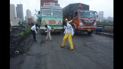 Traffic police filling potholes on a major road in Thane. (PRAFUL GANGURDE/HT PHOTO) Traffic police filling potholes on a major road in Thane. (PRAFUL GANGURDE/HT PHOTO)
