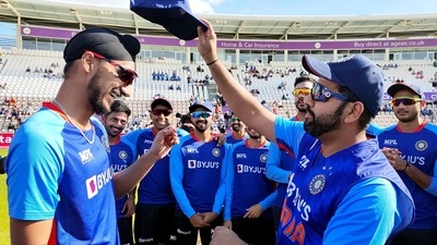 Arshdeep Singh receives his debut cap from skipper Rohit Sharma during the 1st T20I against England at The Rose Bowl in Southampton (ANI) Arshdeep Singh receives his debut cap from skipper Rohit Sharma during the 1st T20I against England at The Rose Bowl in Southampton (ANI)
