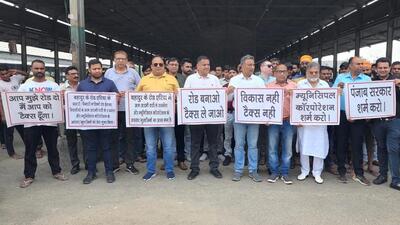 Industrialists of Bahadur Ke road area holding protest against the MC authorities in Ludhiana. (Harvinder Singh/HT)