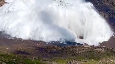 Screengrab from the video filmed by Harry Shimmin, a member of the trekking tour. (Instagram)