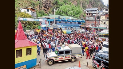 In poll-bound Himachal Pradesh, where the BJP-led state government has set its sights on Mission Repeat, disgruntled apple growers took to the streets on Monday over the government’s “callous approach” to their long-pending demands. (HT Photo) In poll-bound Himachal Pradesh, where the BJP-led state government has set its sights on Mission Repeat, disgruntled apple growers took to the streets on Monday over the government’s “callous approach” to their long-pending demands. (HT Photo)