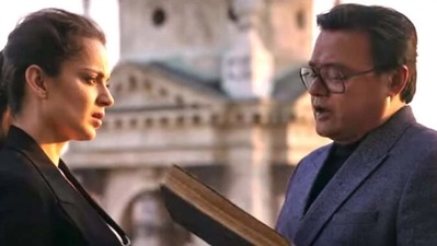 A movie still from Dhaakad, starring Kangana Ranaut and Saswata Chatterjee.