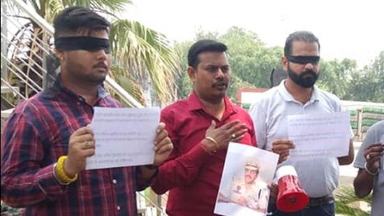 Shiv Sena (Taksali) leader Rishav Kannojia protesting against police at Jagraon Bridge in Ludhiana. (Harvinder Singh/ HT)
