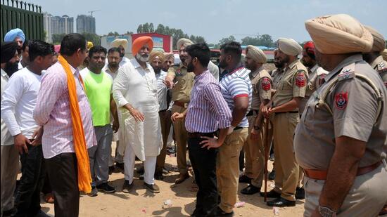Former cabinet minister Balbir Singh Sidhu and his supporters blocking the main gate of the gaushala to stop the entry of panchayat officials at Balongi, Mohali, on Monday. (Ravi Kumar/HT)