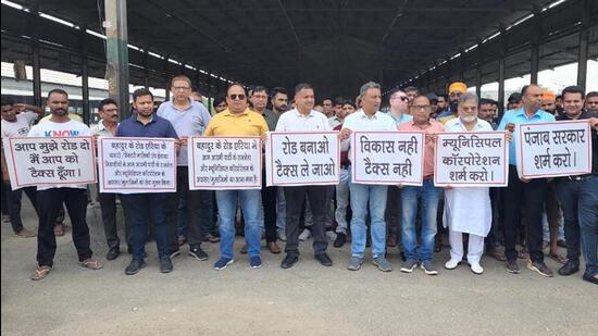 Industrialists of Bahadur Ke road area holding protest against the MC authorities in Ludhiana. (Harvinder Singh/HT)