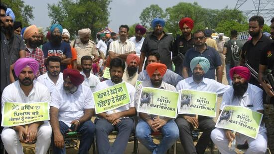 Punjab Congress leaders, led by Amarinder Singh Raja Warring, protesting against the proposed textile park near the Mattewara forest in Ludhiana on Sunday. (Gurpreet Singh/HT)