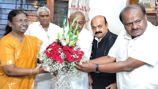 Presidential candidate Draupadi Murmu with Karnataka leaders CM Bommai, former PM Deve Gowda and former CM HD Kumaraswamy in Bengaluru on Sunday. (Image source: hd_kumaraswamy/Twitter)