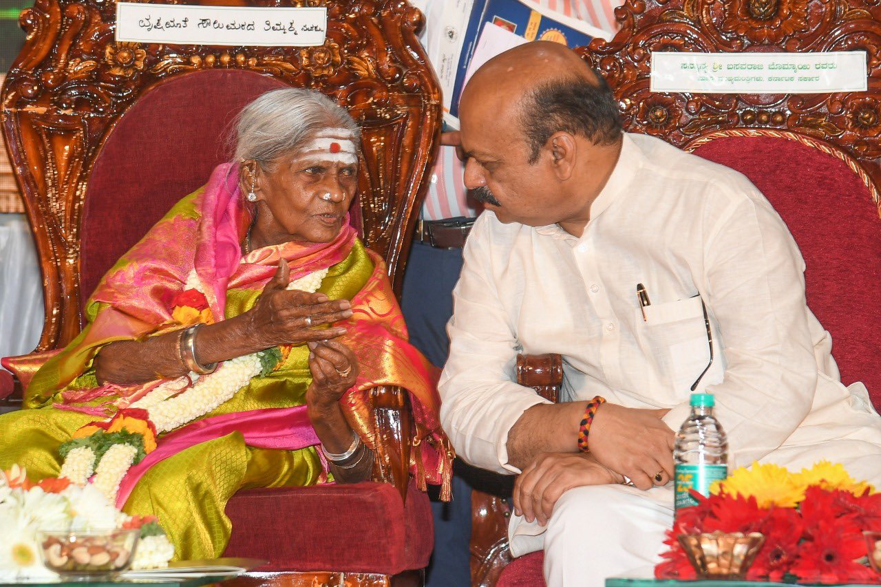 Padma Shri awardee Dr. Saalumarada Thimmakka with Karnataka Chief Minister Basavaraj Bommai. (Image source: bharathjoshi/Twitter) Padma Shri awardee Dr. Saalumarada Thimmakka with Karnataka Chief Minister Basavaraj Bommai. (Image source: bharathjoshi/Twitter)