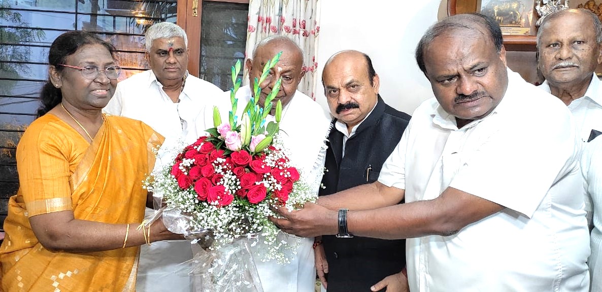 Presidential candidate Draupadi Murmu with Karnataka leaders CM Bommai, former PM Deve Gowda and former CM HD Kumaraswamy in Bengaluru on Sunday. (Image source: hd_kumaraswamy/Twitter) Presidential candidate Draupadi Murmu with Karnataka leaders CM Bommai, former PM Deve Gowda and former CM HD Kumaraswamy in Bengaluru on Sunday. (Image source: hd_kumaraswamy/Twitter)