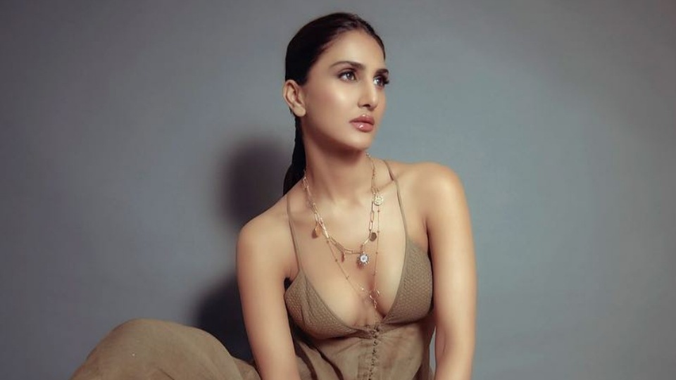 Shamshera actor Vaani Kapoor gives Boho-chic twist to regular kurta and flared pants for new photoshoot (Instagram) Shamshera actor Vaani Kapoor gives Boho-chic twist to regular kurta and flared pants for new photoshoot (Instagram)