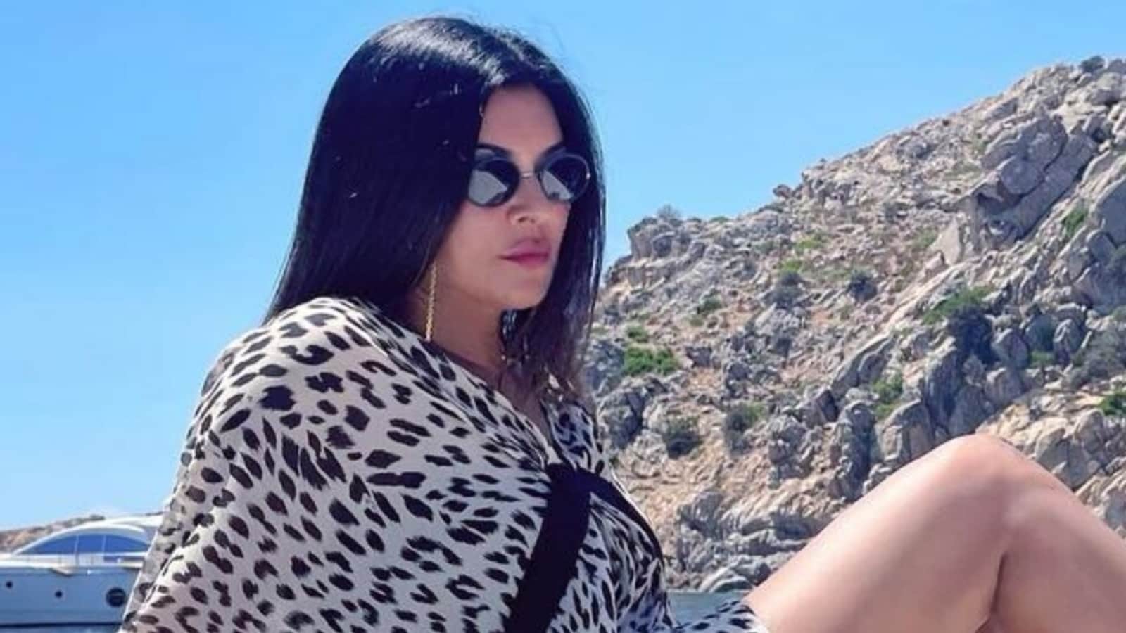Sushmita Sen soaks up the sun in Sardinia in mini dress for new pics, fan  says 'Reminding me of Dilbar Dilbar days' | Fashion Trends - Hindustan Times