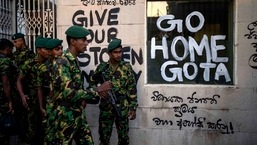 Soldados do exército do Sri Lanka patrulham perto da residência oficial do presidente Gotabaya Rajapaksa dias depois de ter sido invadida por manifestantes antigoverno em Colombo.