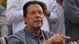O ex-primeiro-ministro do Paquistão Imran Khan gesticula durante uma coletiva de imprensa em Islamabad.