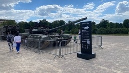 A tela inclui um tanque russo T-90 danificado.