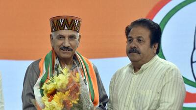 Former Himachal BJP chief Khimi Ram with Congress’ state party affairs incharge Rajeev Shukla in New Delhi on Tuesday. (Sanjeev Verma/Hindustan Times)