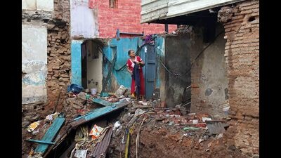 A portion of a dilapidated wada collapsed in Nana peth following heavy rains (Ravindra Joshi/HT PHOTO)