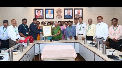 Governor Anandiben Patel congratulated all the members of the Chandrashekhar Azad University Kanpur team involved in NAAC preparations and encouraged them to make better preparations when the varsity applies next time. (ht photo)