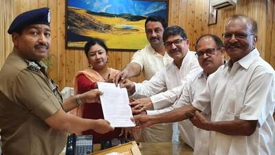Uttarakhand Congress leaders with DGP Ashok Kumar. Uttarakhand Congress leaders with DGP Ashok Kumar.
