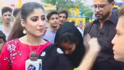 Screengrab from the viral video of a Pakistani reporter slapping a boy. (Twitter/ @ItxMeKarma) Screengrab from the viral video of a Pakistani reporter slapping a boy. (Twitter/ @ItxMeKarma)