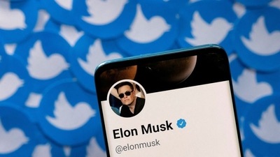 Legal experts say Twitter has a strong legal case against Musk, but could opt for a renegotiation or settlement instead of a long court fight. (Reuters)