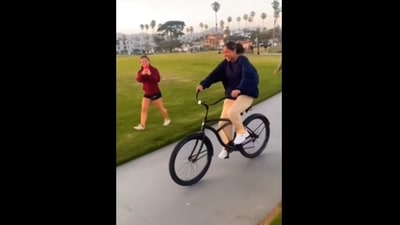 The woman learnt how to ride a bike for the first time in her life with the help of her best friends. (goodnews_movement/Instagram) The woman learnt how to ride a bike for the first time in her life with the help of her best friends. (goodnews_movement/Instagram)