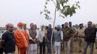 A host of dignitaries present during the plantation drive ‘Trees of Joy’ in Ludhiana. (HT PHOTO)