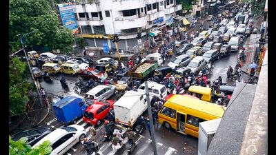 At around 5.30 pm at Neelayam chowk, commuters were left with no room to manoeuvre their vehicles as heavy rain lashed the city. (Rahul Raut/HT PHOTO)