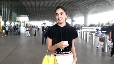 Kiara Advani was spotted at the Mumbai airport on Tuesday. The actor was seen travelling solo and was in a black and white look. She recently saw the release of her film, JugJugg Jeeyo which has collected  <span class='webrupee'>₹</span>78 crore at the domestic box office so far. (Varinder Chawla) 