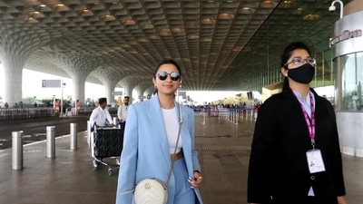 Parineeti Chopra too was seen at the Mumbai airport. She was in a blue blazer and matching pants. The actor will now be seen in Sooraj Barjatya's Uunchai and The Lady Killer. (Varinder Chawla) 